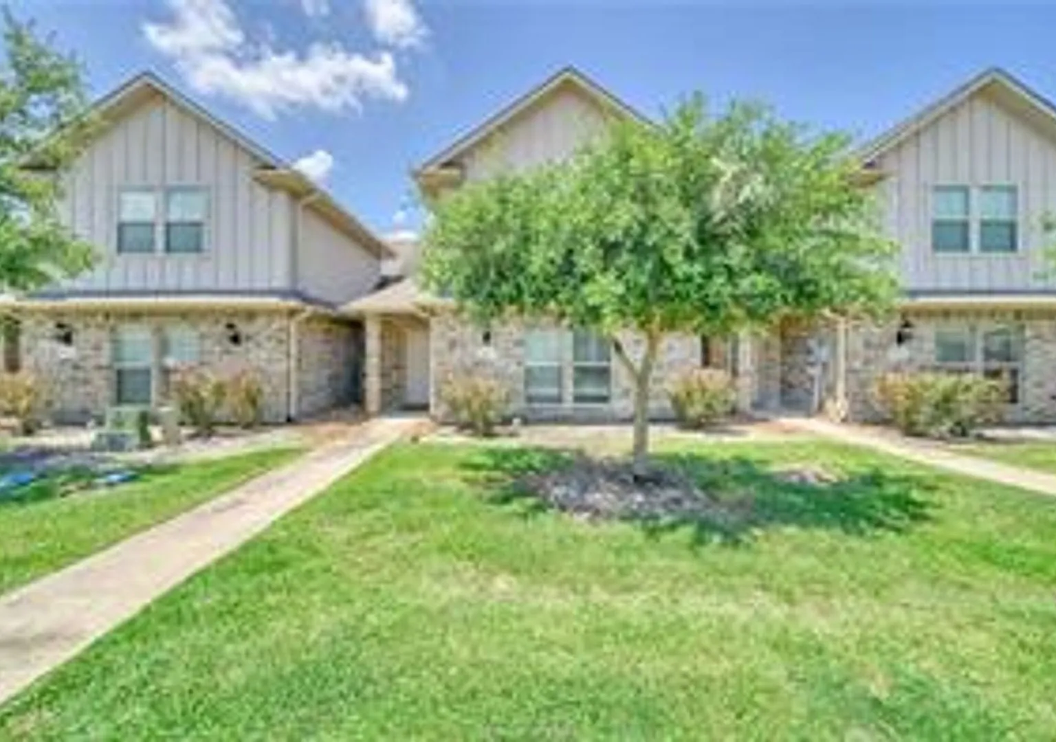 Nice 4-bed 4-bath townhome — Photo 1