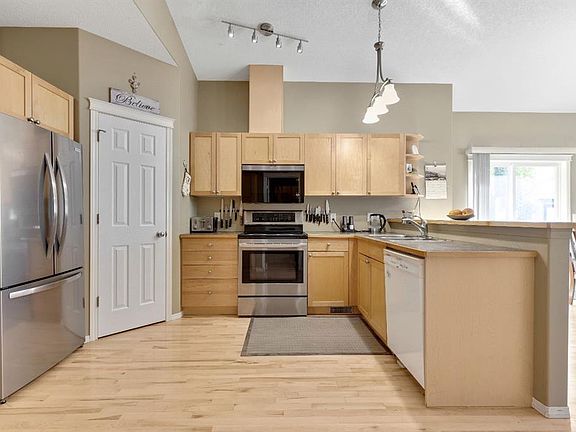 4th image of 105 N Willow Ridge Cres SW