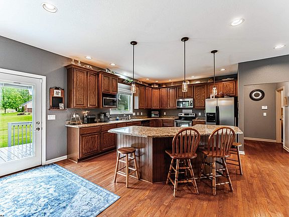 3rd image of 150 Horseshoe Dr W