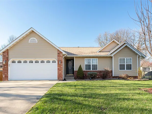 2308 Holiday Ln, Maryville, IL 62062