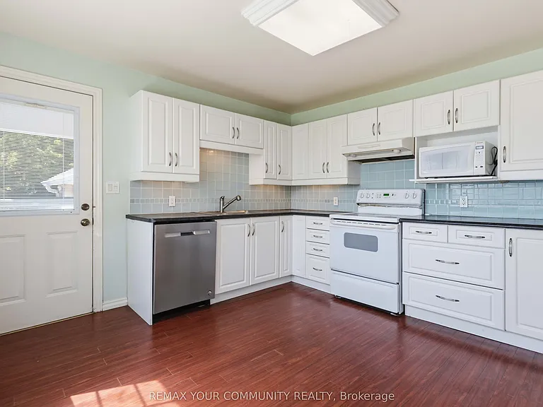 314 The Queensway S — Photo 8