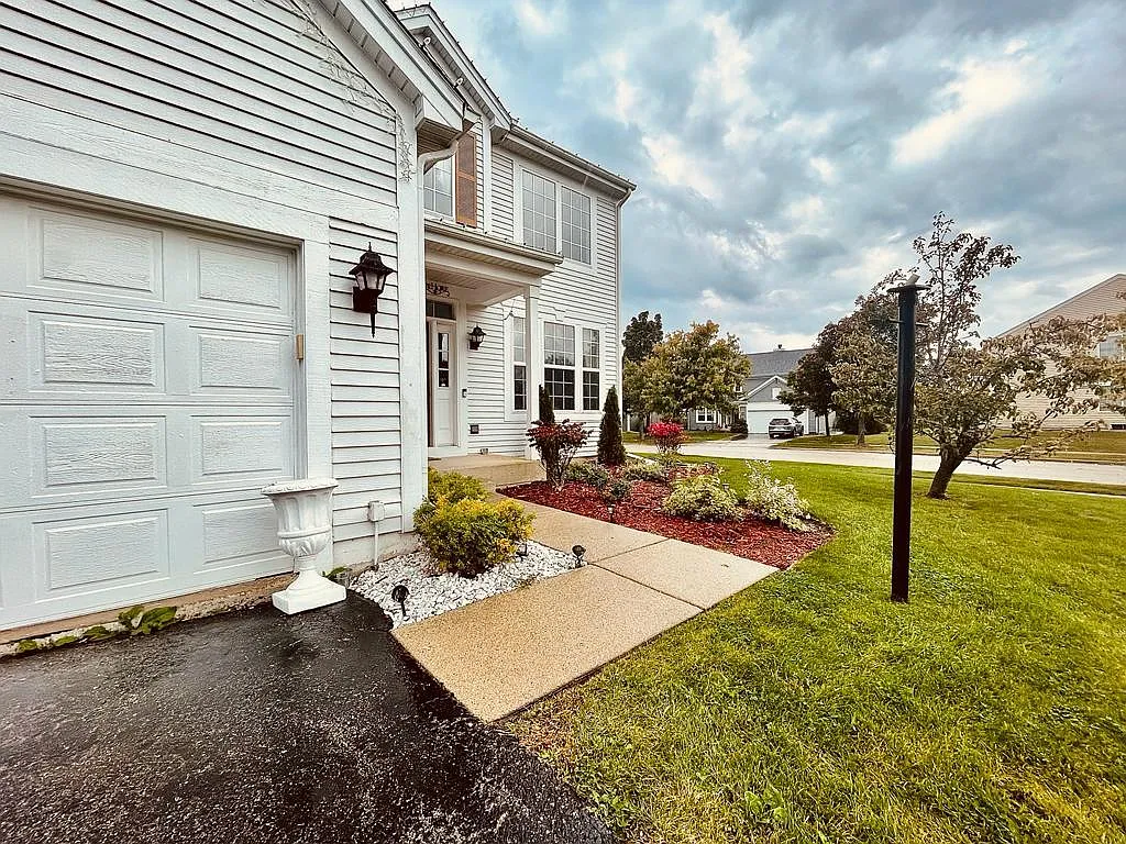 4 bed, 2600 sqft, $3,495 — Photo 2