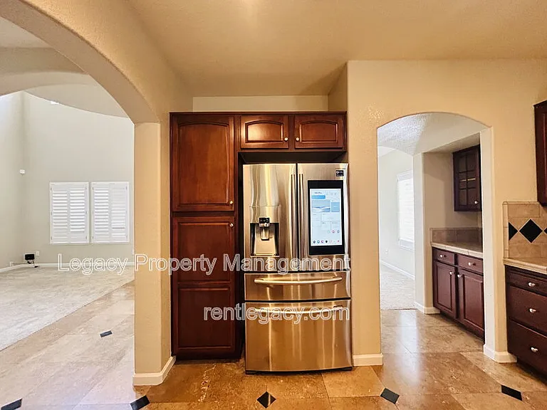 523 Cascade Dr — Photo 6