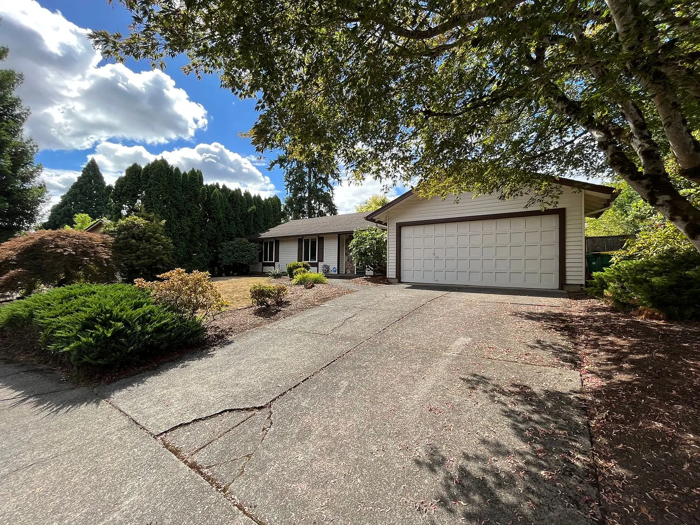 Gorgeous 3Bd + 2.5Ba in Beaverton!! Beautiful Backyard, Large Garage, Air Conditioning and Washer... — Photo 2