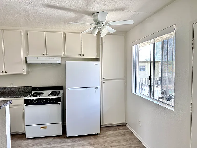 7355 Woodley Ave #10 — Photo 4