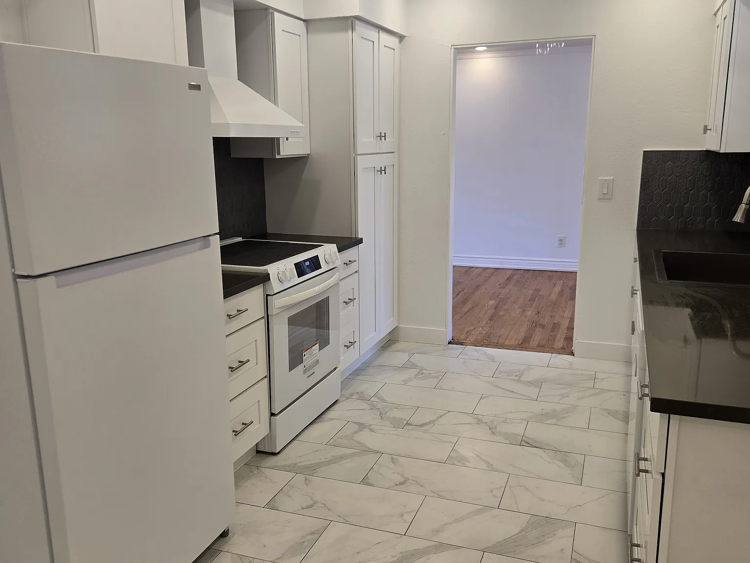 3 bed, 1.5 bath, 1400 sqft, $2,695 — Photo 4