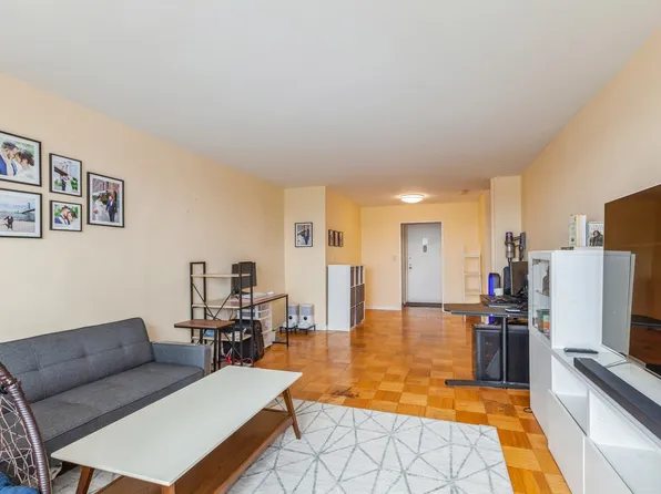 70-25 Yellowstone Boulevard image 5 of 35