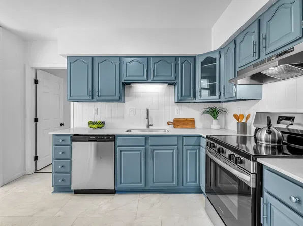 13 Mount Royal St, Chicopee, MA 01020