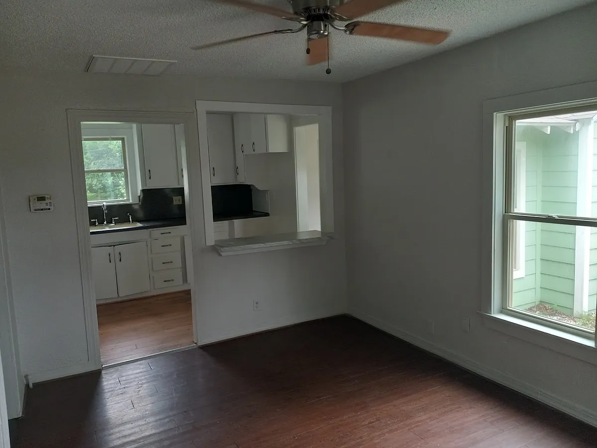 Building Photo - 102 San Saba Ave