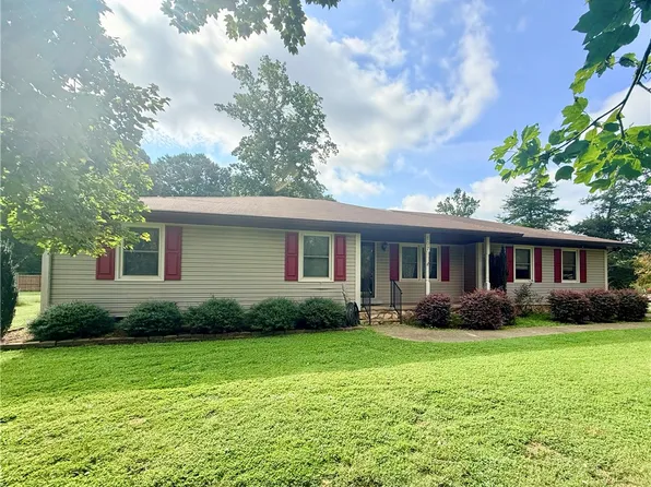 107 Stonebrook Dr, Seneca, SC 29672