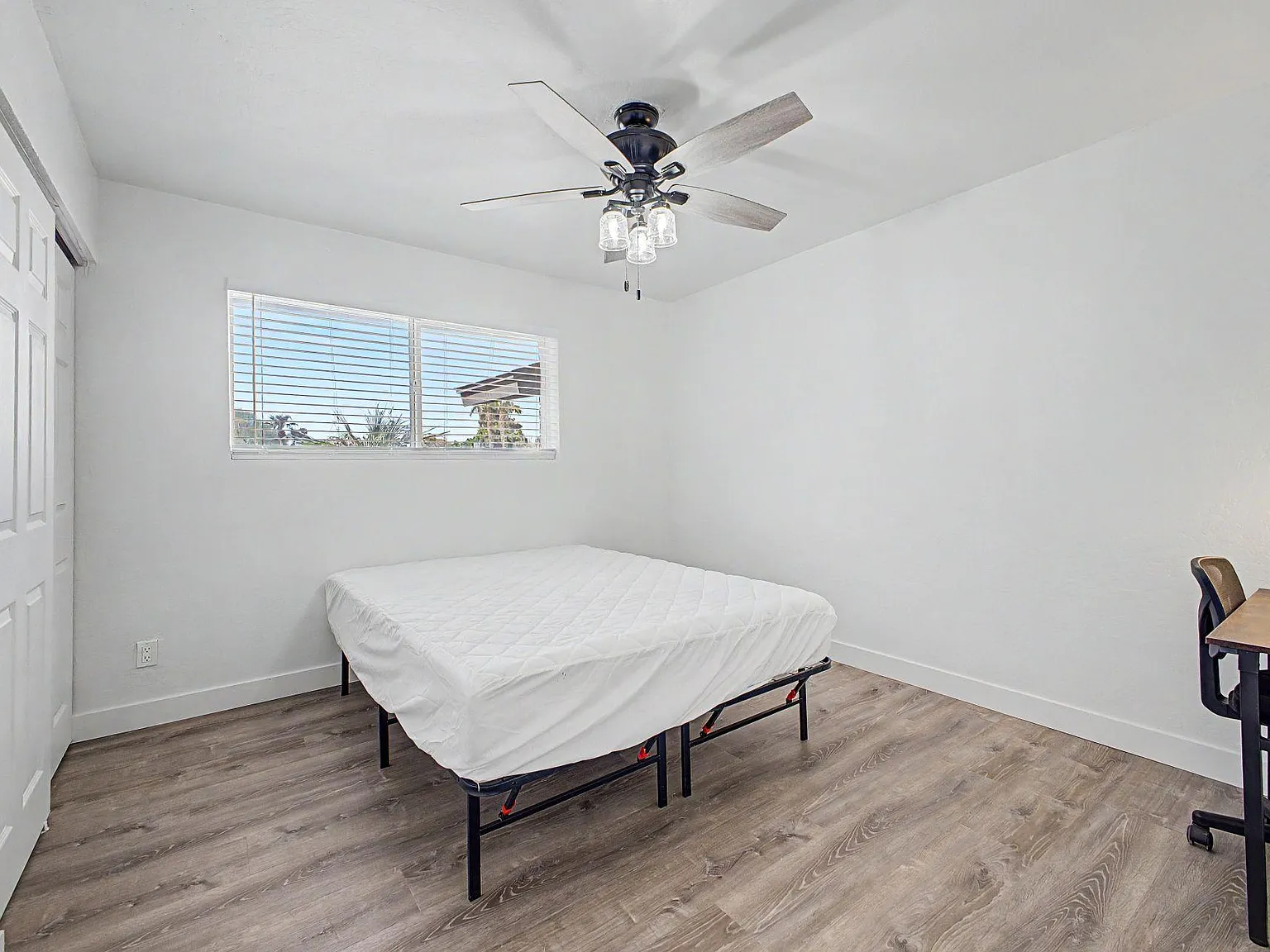4 bed, 4.0 bath, 2600 sqft, $949 — Photo 2