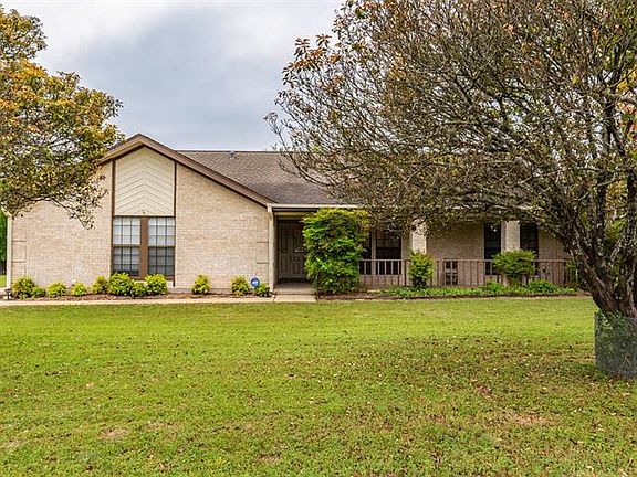 2nd image of 312 Live Oak Dr