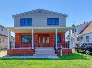 8252 267th St, Glen Oaks, NY 11004