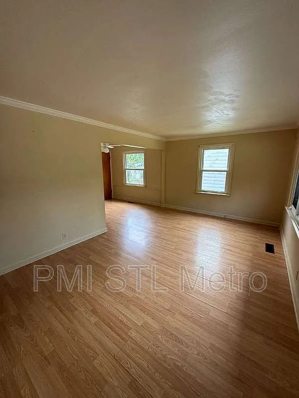 2 bed, 1.0 bath, 990 sqft, $1,199 — Photo 2