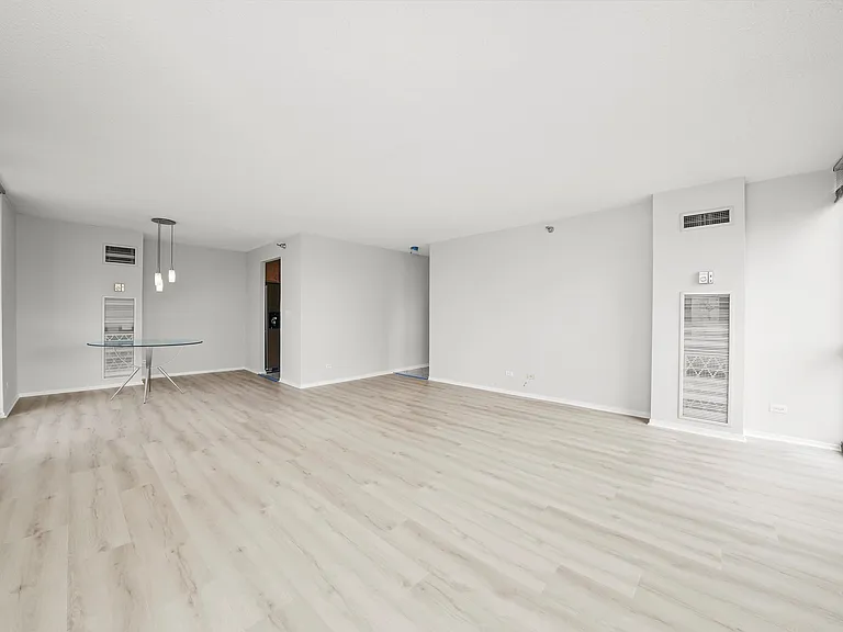 70 W Huron St #21B — Photo 14