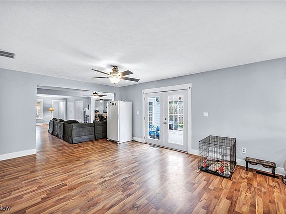 4th image of 251 Windsor Dr