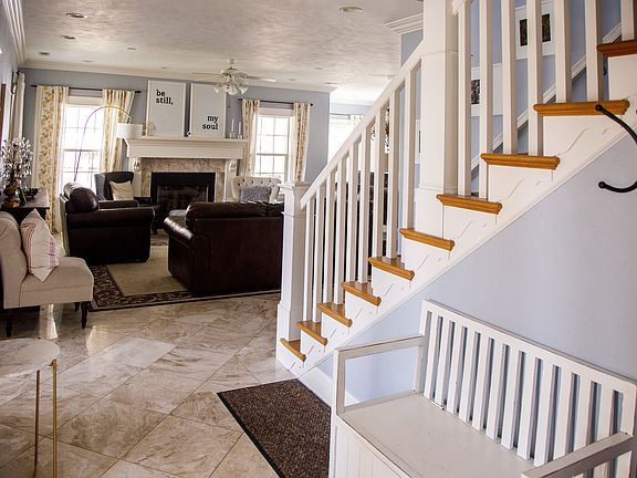 3rd image of 560 Chesterfield Ln