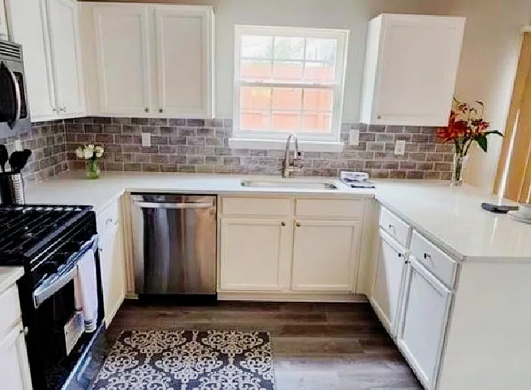 1133 Hawthorn Ln — Photo 3