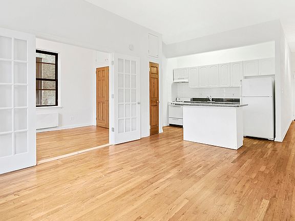 3rd image of 330 W 85th St APT 4D