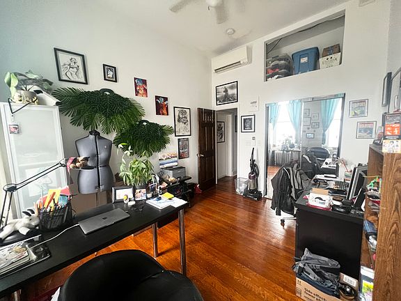 Main bedroom (high ceilings)