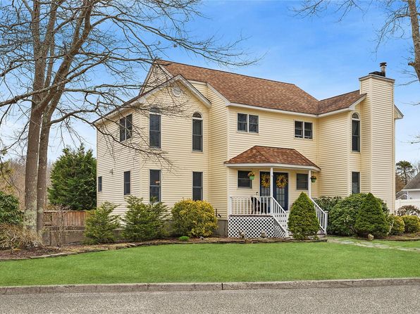 39 Memorial Boulevard, East Moriches, NY 11940