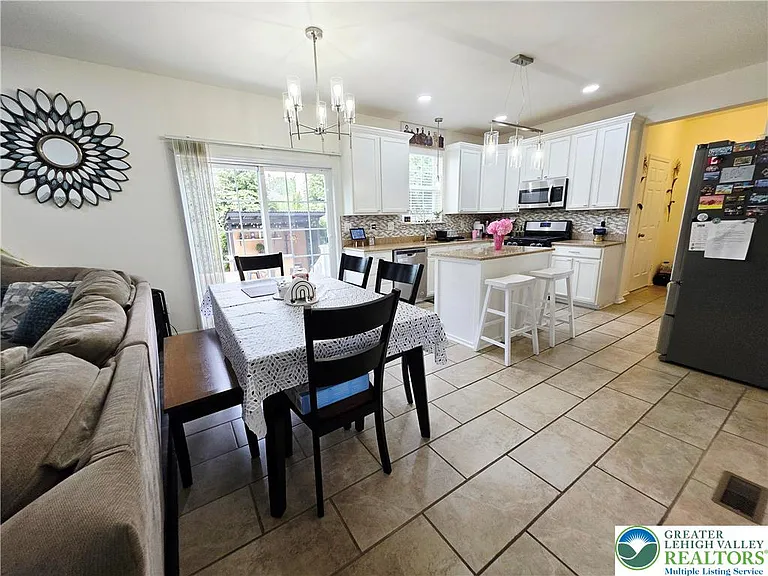 1052 Kingston Ln — Photo 24
