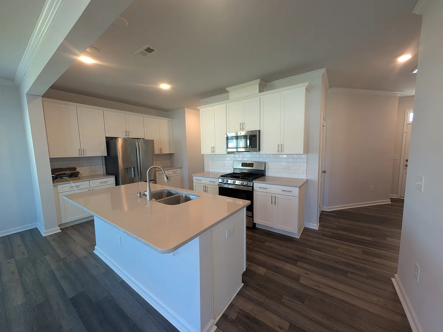 3 bed, 1924 sqft, $1,949 — Photo 2