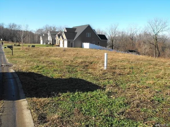 1015 Little Vista Dr, Lewiston, NY 14092