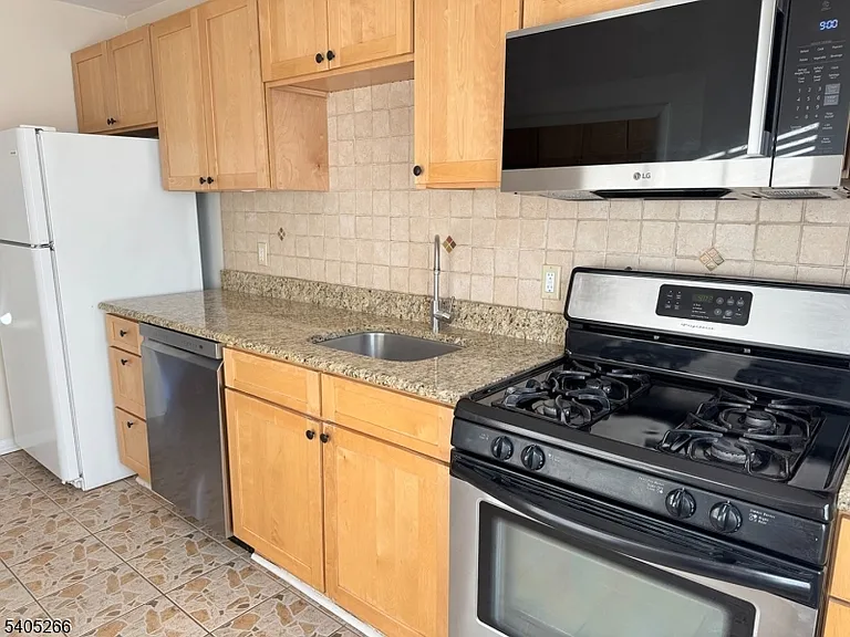 390 Morris Ave #35 — Photo 3