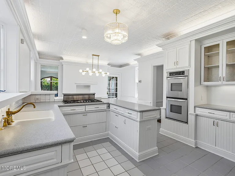 211 Cedar Ave — Photo 16