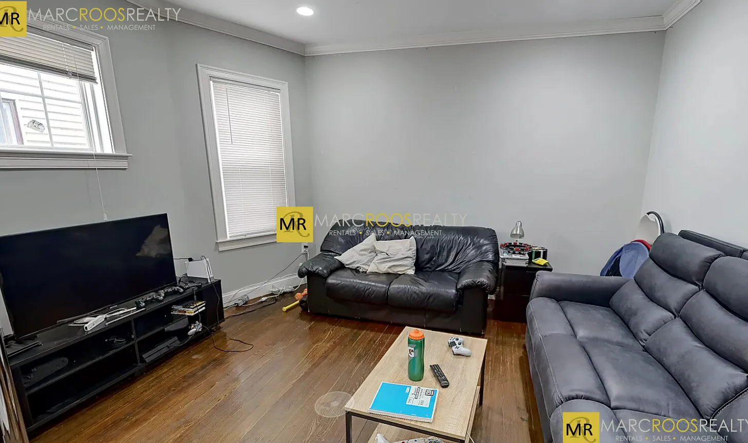 3 bed, 1.5 bath, 9999 sqft, $3,500 — Photo 2