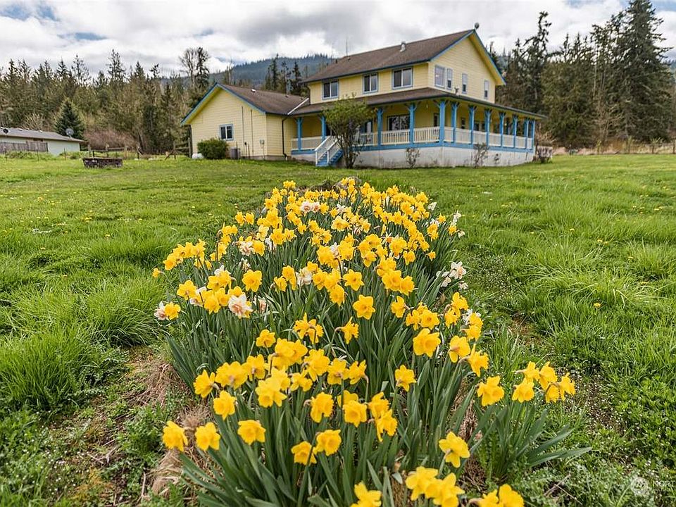 Lovely modern farmhouse with plenty outdoor space and large covered porchs