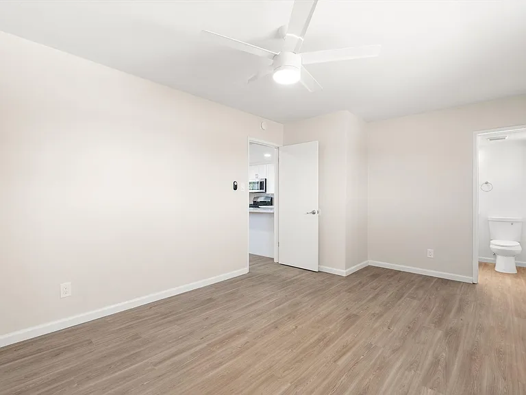 9139 - Jade Apts — Photo 17