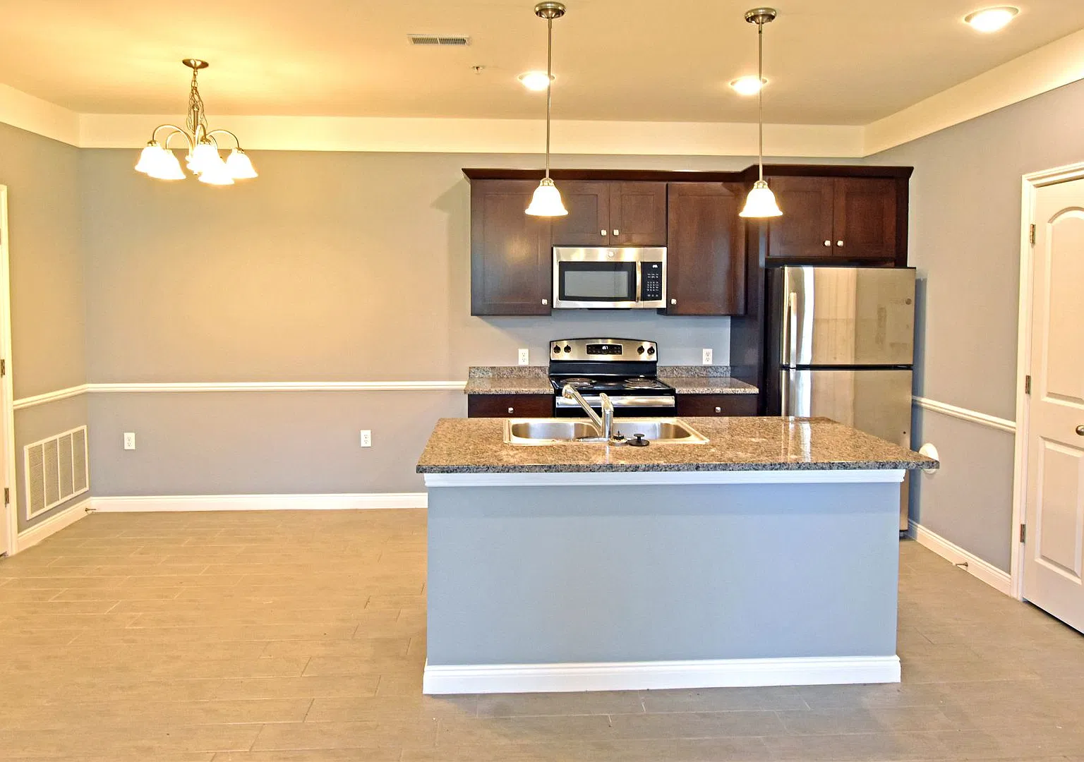Shelby Township, 1st Floor Access! 2 Bedrooms, 2-Baths, att. Garage — Photo 4