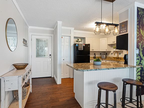 4th image of 30 Moreno Point Rd Unit 305C