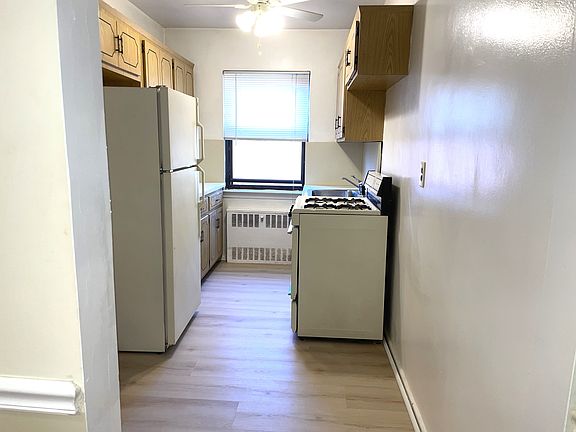 4th image of 22 Lawrence Dr APT D