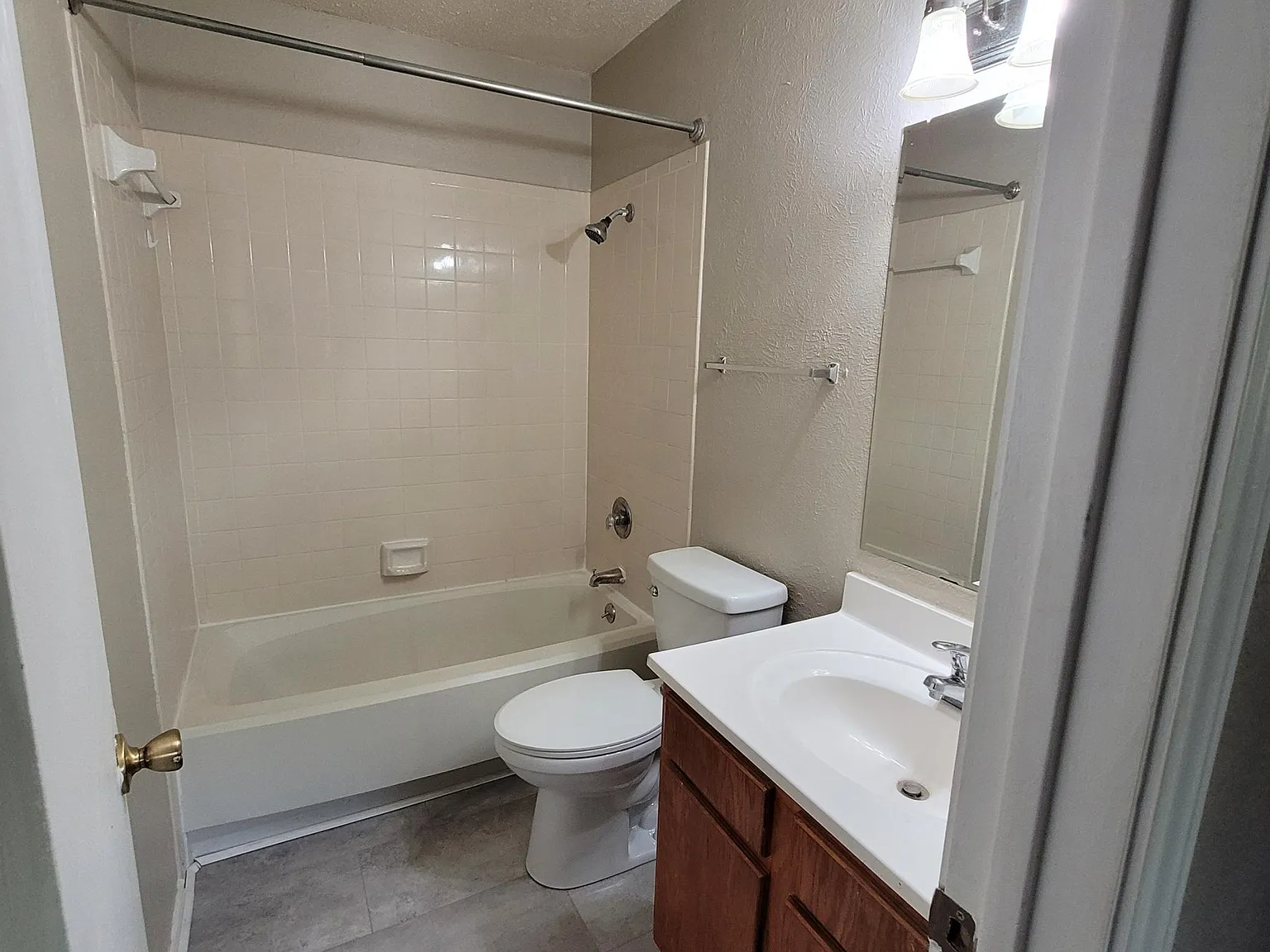 3 bed, 1100 sqft, $1,925 — Photo 4
