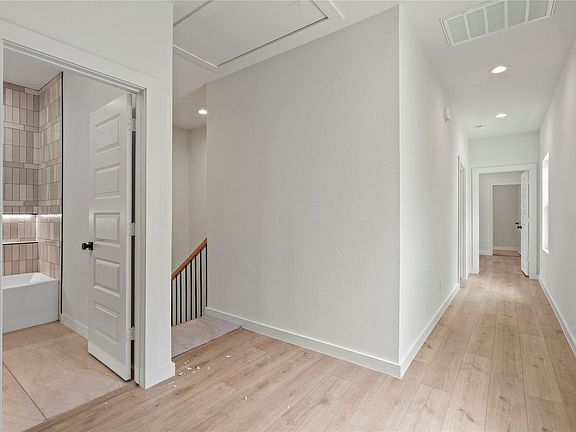 3rd image of 406 Bobbie St