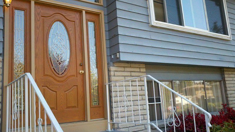 West facing home with upgraded entry door and intricate pattern of leaded glass in door, side lights & top light lets lots of natural light into entry area. Triple paned picture window lets light in and sound out. Nicely landscaping provides great street appearance.