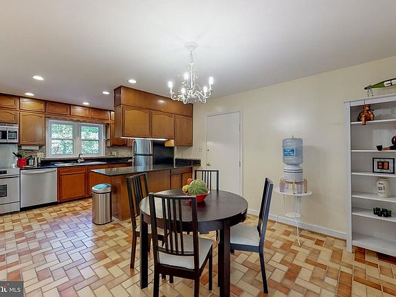 3rd image of 3304 Clearwood Ct