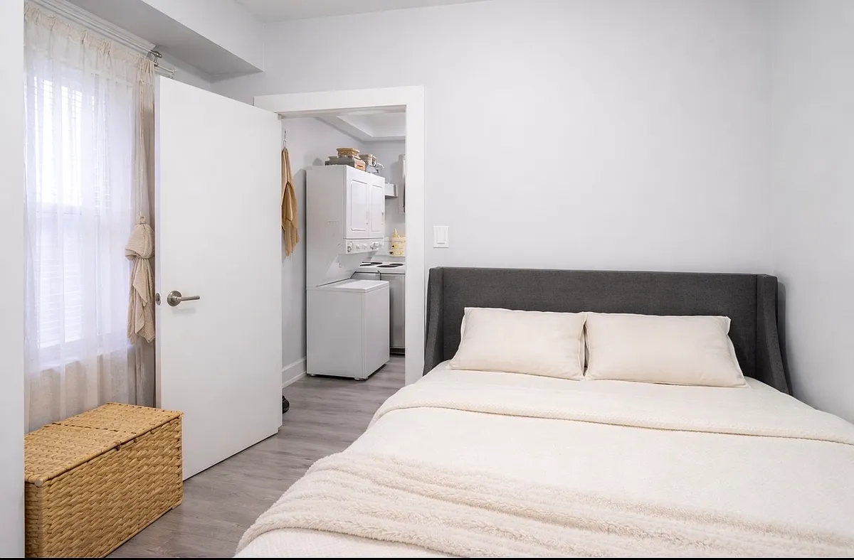 Photo 2 of 13 - 208 Woodbine Ave #2 - Toronto, ON Building Photo - 208 Woodbine Ave #2