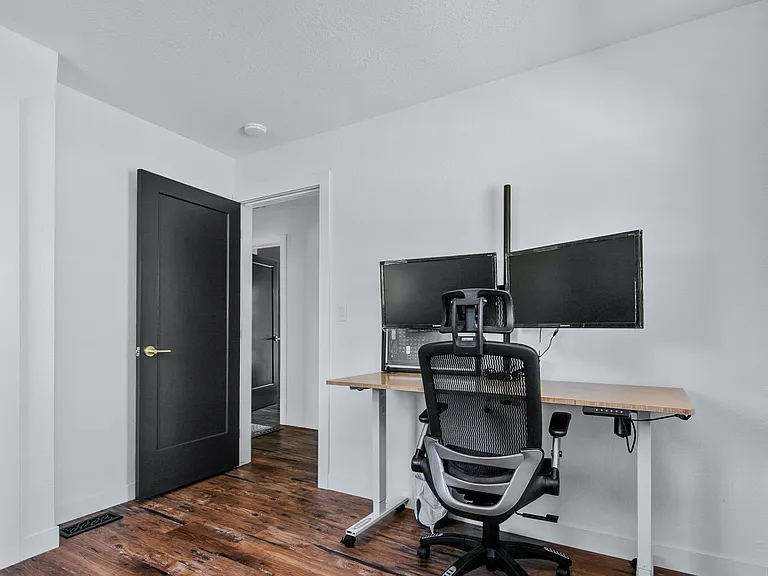 1309 W Melrose St — Photo 17