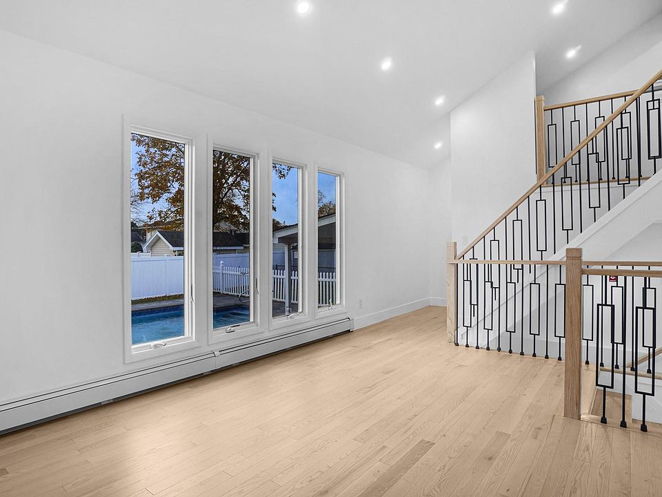 1st image of 300 W 21st Street