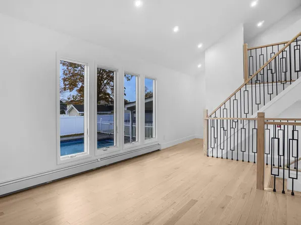 300 W 21st Street, Deer Park, NY 11729