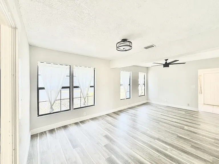 2425 Auburn St S — Photo 17