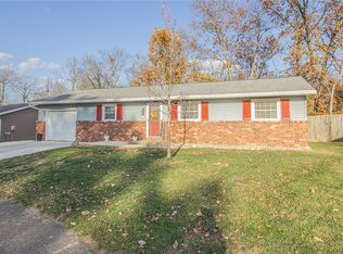 606 Greenbrier Ct, Charleston, IL