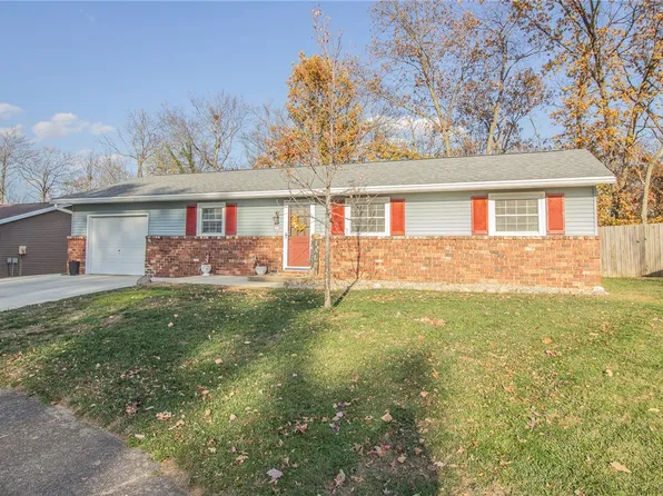 606 Greenbrier Ct, Charleston, IL 61920