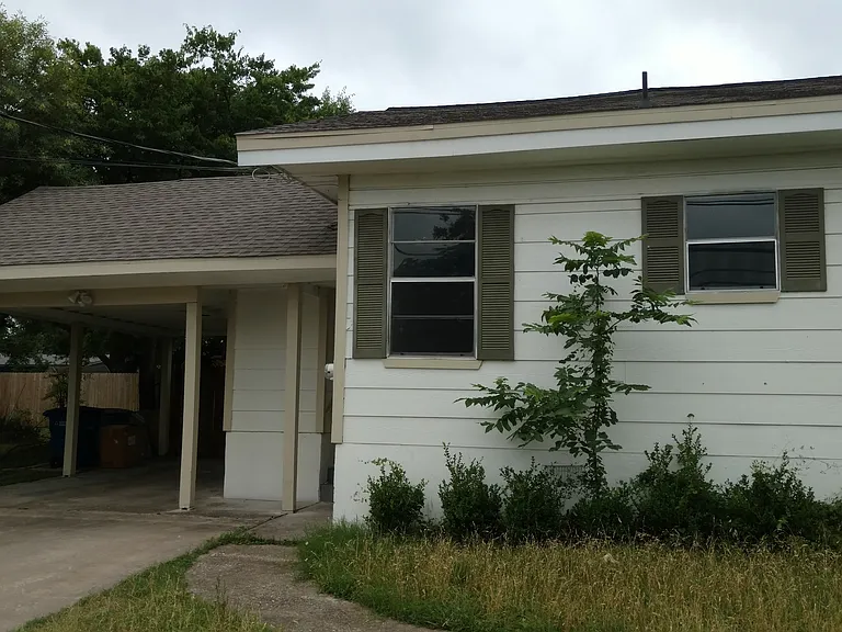 107 E Powell Ln — Photo 4
