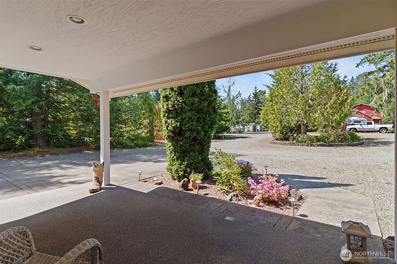 3rd image of 101 N Fairway Drive E
