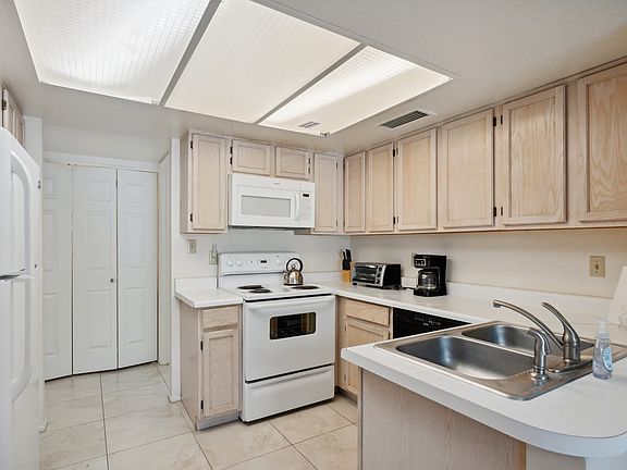 4th image of 11011 N 92nd St Unit 1046